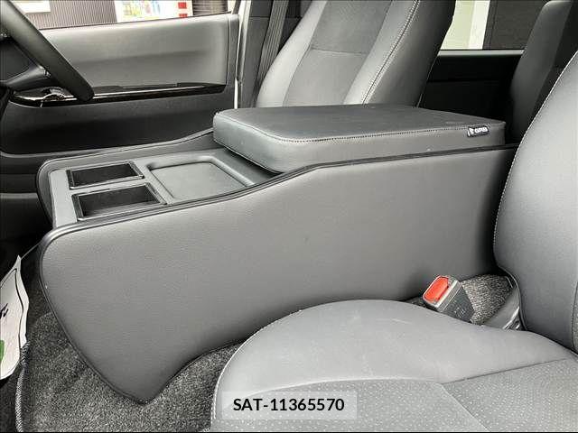 Toyota HIACE VAN 2023-11 7219380-17