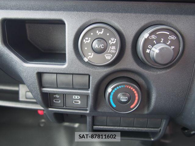 Toyota HIACE VAN 2026-05 7219396-11