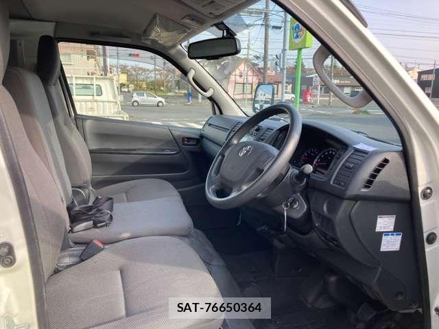 Toyota HIACE VAN 2019-03 7219358-19