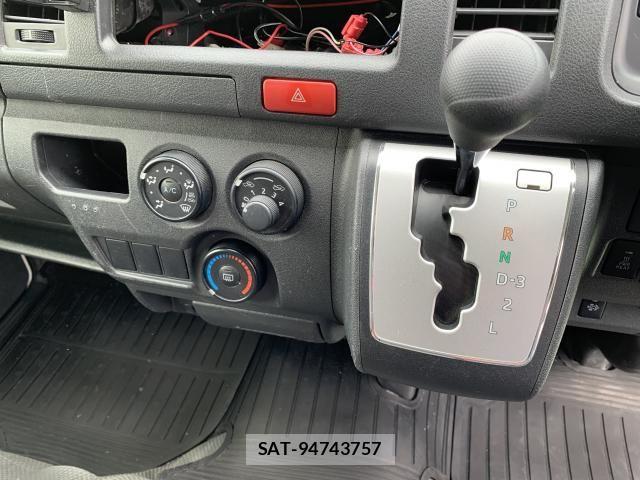 Toyota HIACE VAN 2017-11 7358018-5