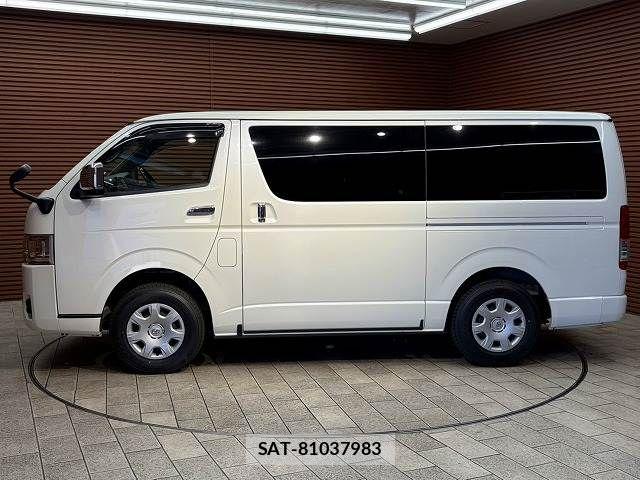 Toyota HIACE VAN 2023-10 7358011-17