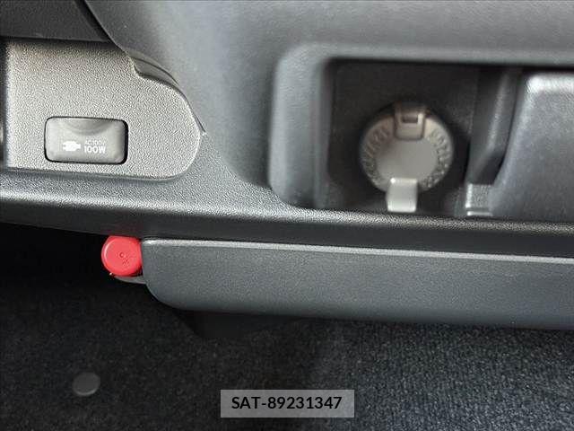 Toyota HIACE VAN 2022-07 7454670-25