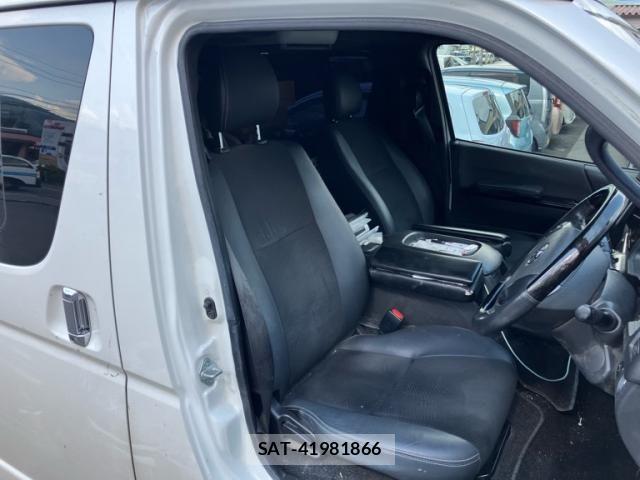 Toyota HIACE VAN 2019-07 7454686-11