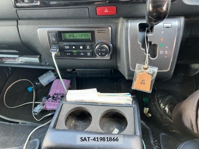 Toyota HIACE VAN 2019-07 7454686-19