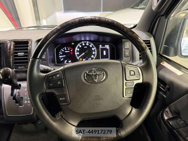 Toyota HIACE VAN 2023-04 7454675-11