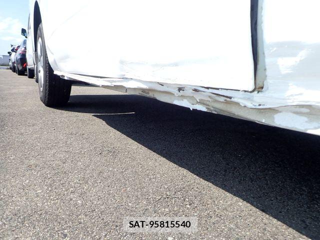 Toyota HIACE VAN 2017-05 7500832-26