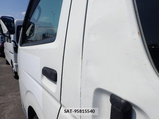 Toyota HIACE VAN 2017-05 7500832-28