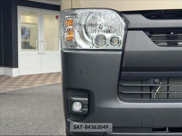 Toyota HIACE VAN 2024-04 7876727-9