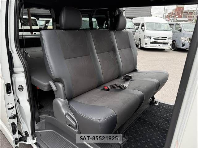 Toyota HIACE VAN 2026-06 7979389-9