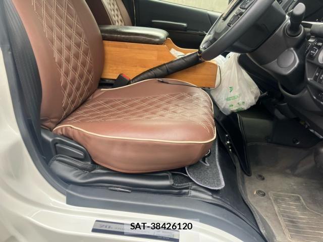 Toyota HIACE VAN 2025-10 8035843-7
