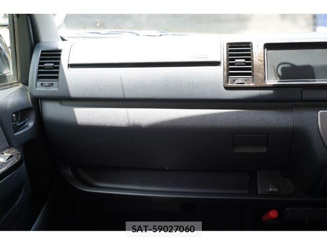 Toyota HIACE VAN 2017-07 8073952-23