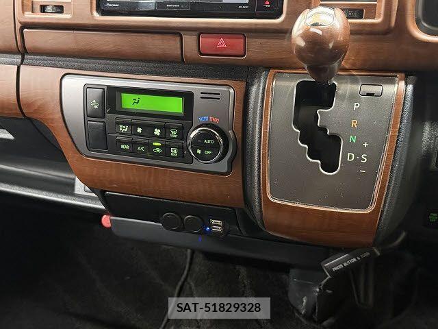 Toyota HIACE VAN 2019-08 8073957-12