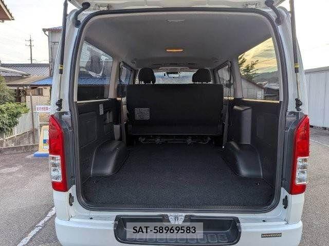 Toyota HIACE VAN 2023-09 8073948-13