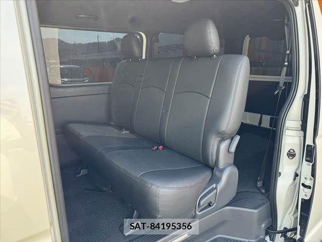 Toyota HIACE VAN 2025-05 8073940-18