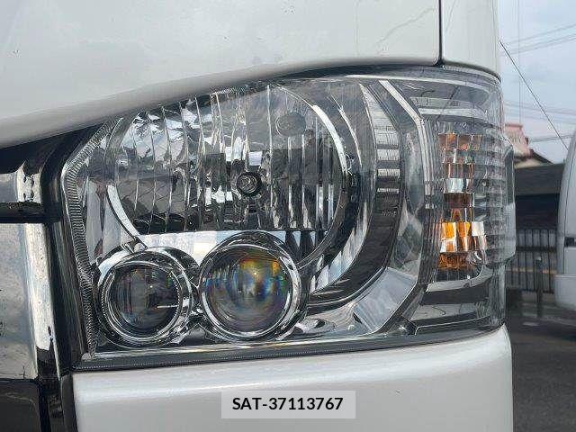 Toyota HIACE VAN 2024-04 8099479-27