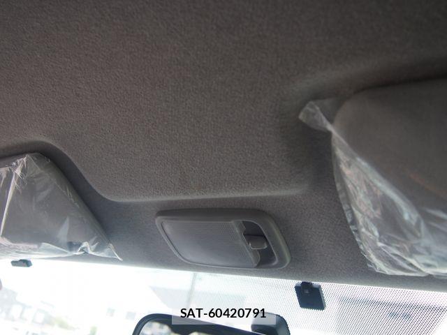 Toyota HIACE VAN 2017-05 8130445-16