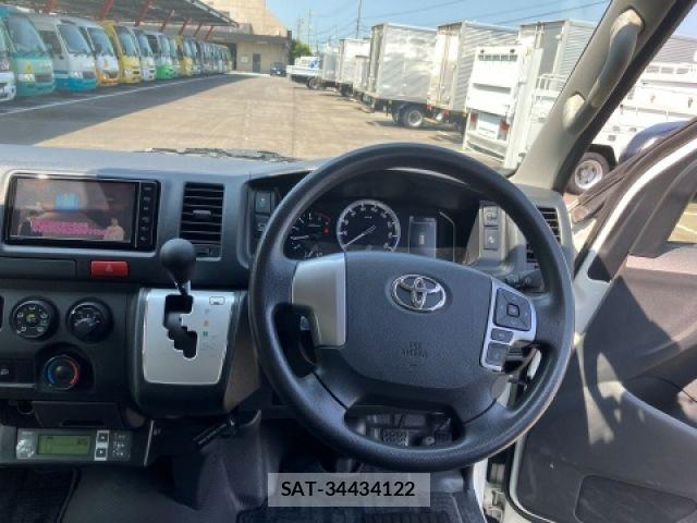Toyota HIACE VAN 2022-08 8207782-16