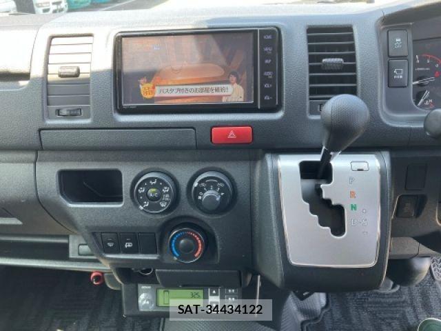 Toyota HIACE VAN 2022-08 8207782-17