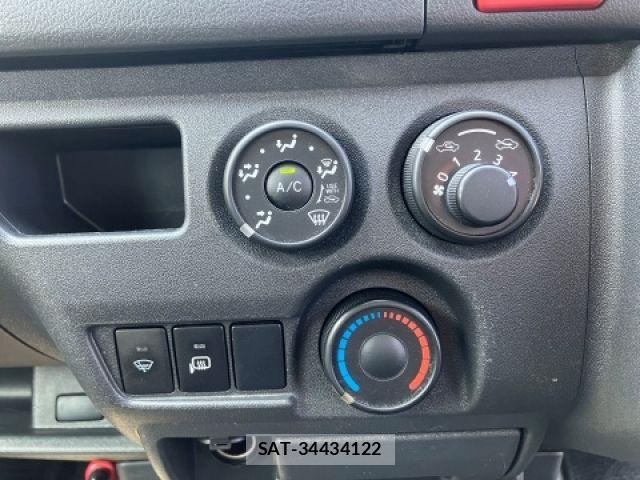 Toyota HIACE VAN 2022-08 8207782-19