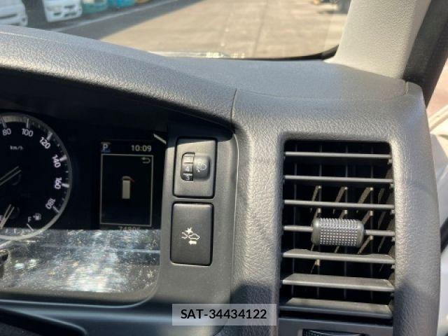 Toyota HIACE VAN 2022-08 8207782-21