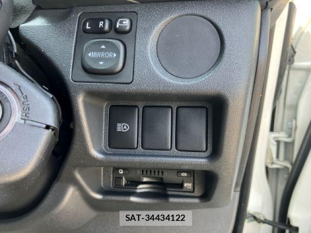 Toyota HIACE VAN 2022-08 8207782-22