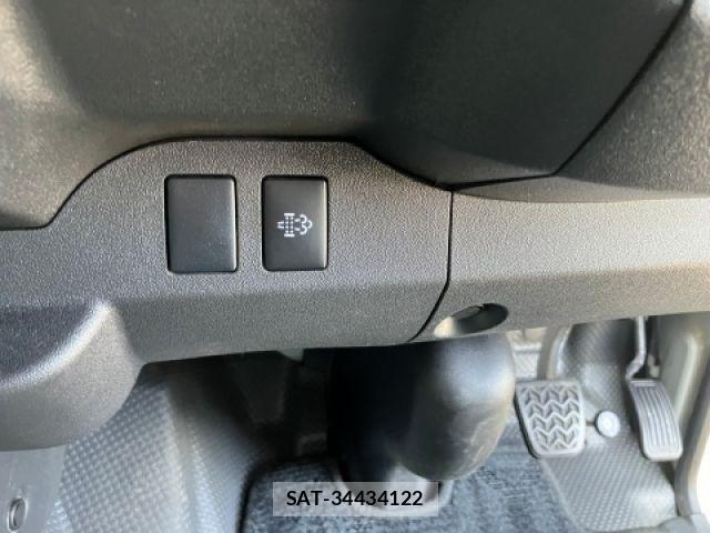 Toyota HIACE VAN 2022-08 8207782-24