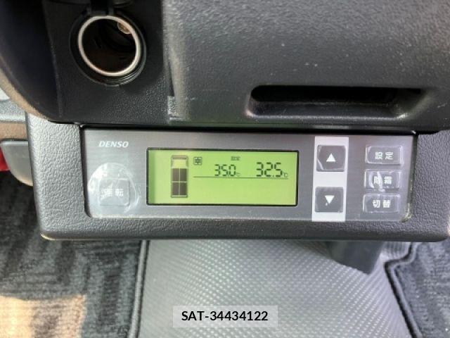 Toyota HIACE VAN 2022-08 8207782-26