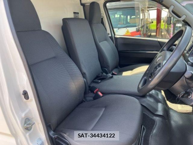 Toyota HIACE VAN 2022-08 8207782-28