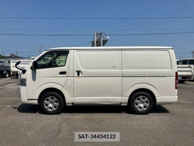 Toyota HIACE VAN 2022-08 8207782-4