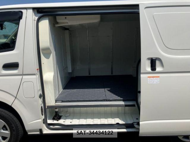 Toyota HIACE VAN 2022-08 8207782-6