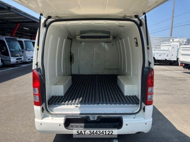 Toyota HIACE VAN 2022-08 8207782-8