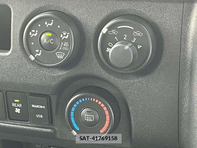 Toyota HIACE VAN 2026-04 8207781-11