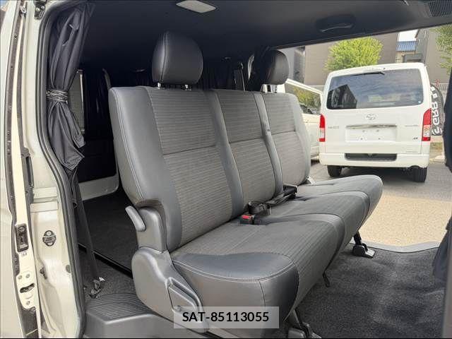 Toyota HIACE VAN 2025-04 8245356-7