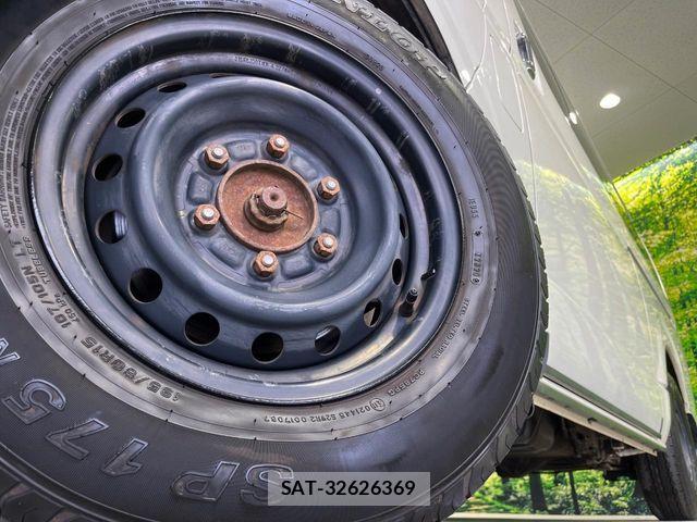 Toyota HIACE VAN 2022-04 8336089-13
