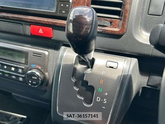 Toyota HIACE VAN 2019-04 8336091-23