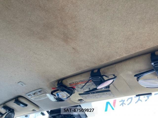 Toyota HIACE VAN 2018-01 8366183-27