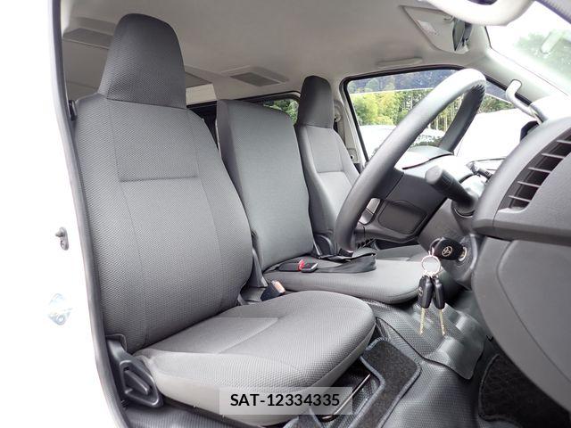 Toyota HIACE VAN 2021-06 8371713-19