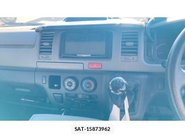 Toyota HIACE VAN 2007-10 8457618-17