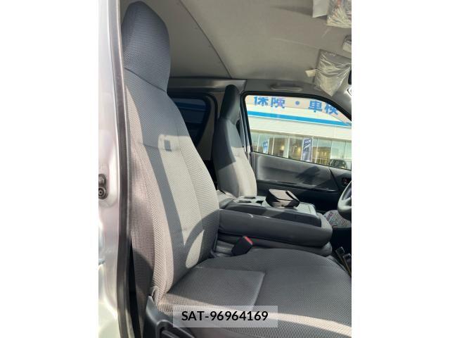 Toyota HIACE VAN 2021-09 8562102-17