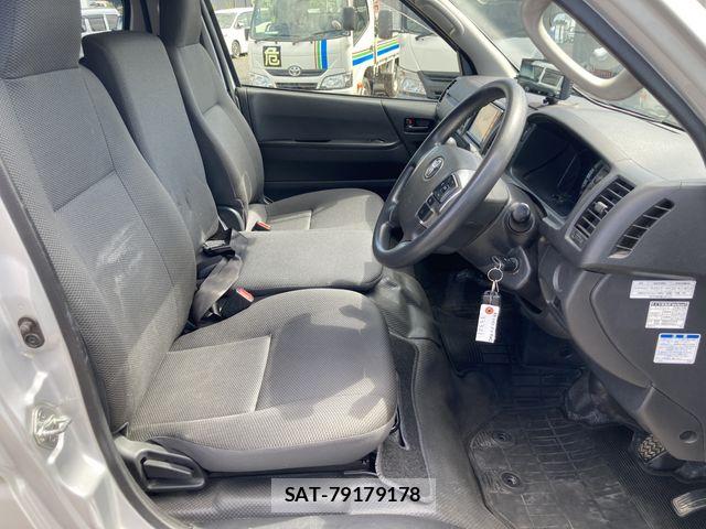 Toyota HIACE VAN 2022-12 8627025-5