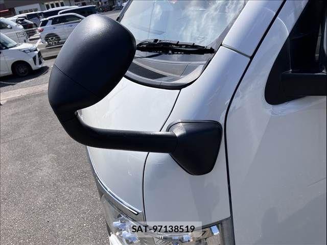 Toyota HIACE VAN 2024-03 8742544-27