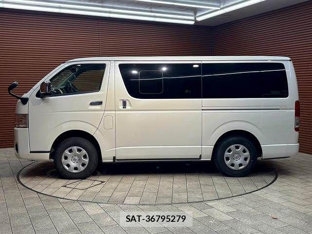 Toyota HIACE VAN 2022-08 8796130-17