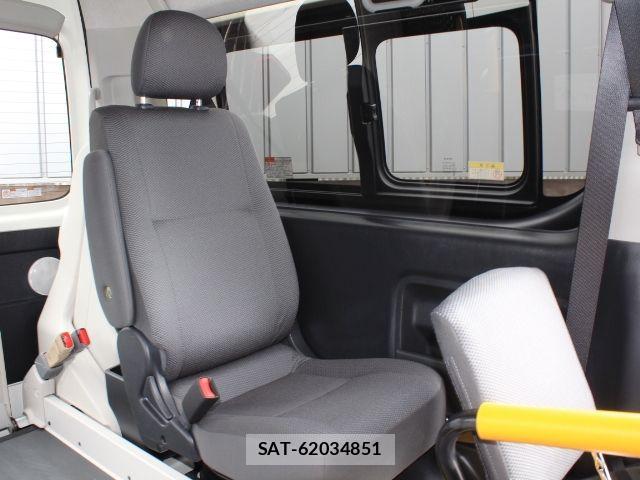 Toyota HIACE VAN 2017-04 8849244-10