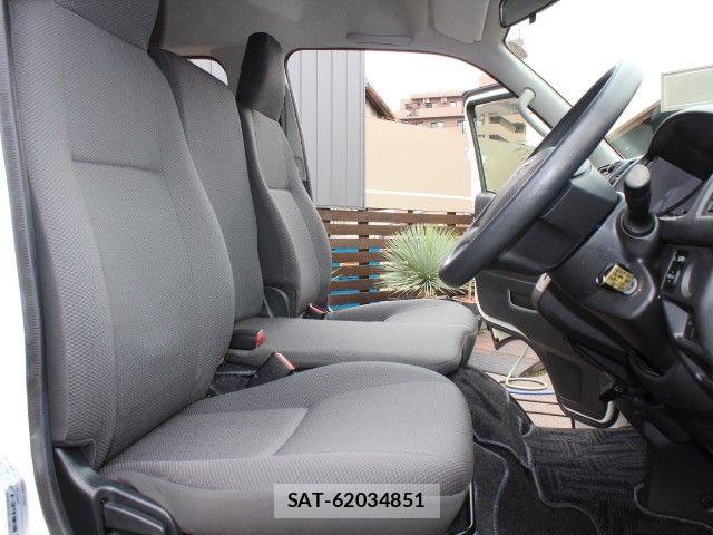 Toyota HIACE VAN 2017-04 8849244-13