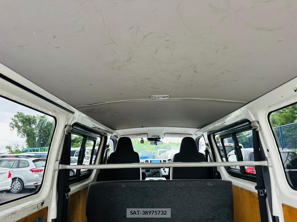 Toyota HIACE VAN 2019 7223074-24