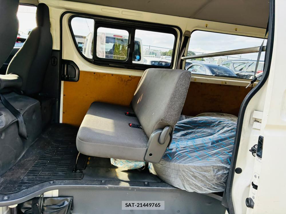 Toyota HIACE VAN 2019-05 8120439-9