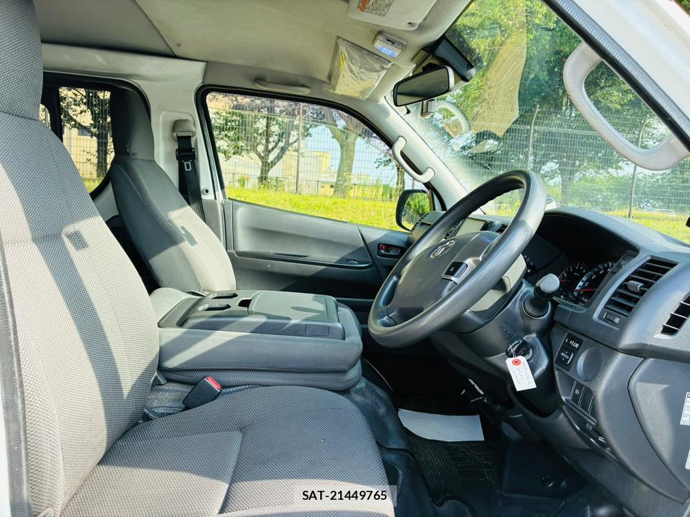 Toyota HIACE VAN 2019-05 8120439-11