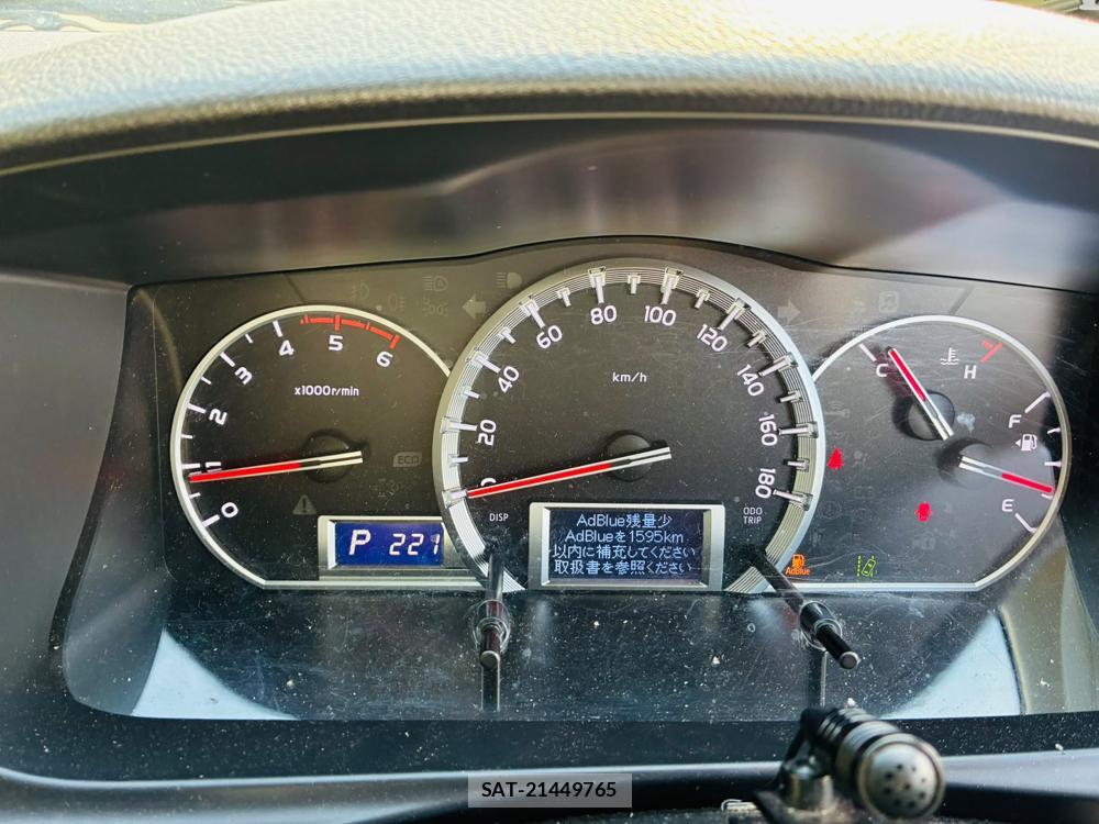 Toyota HIACE VAN 2019-05 8120439-15