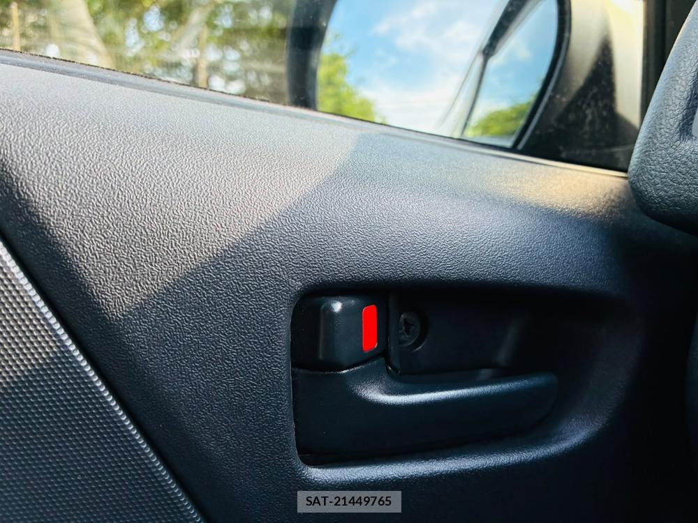 Toyota HIACE VAN 2019-05 8120439-22