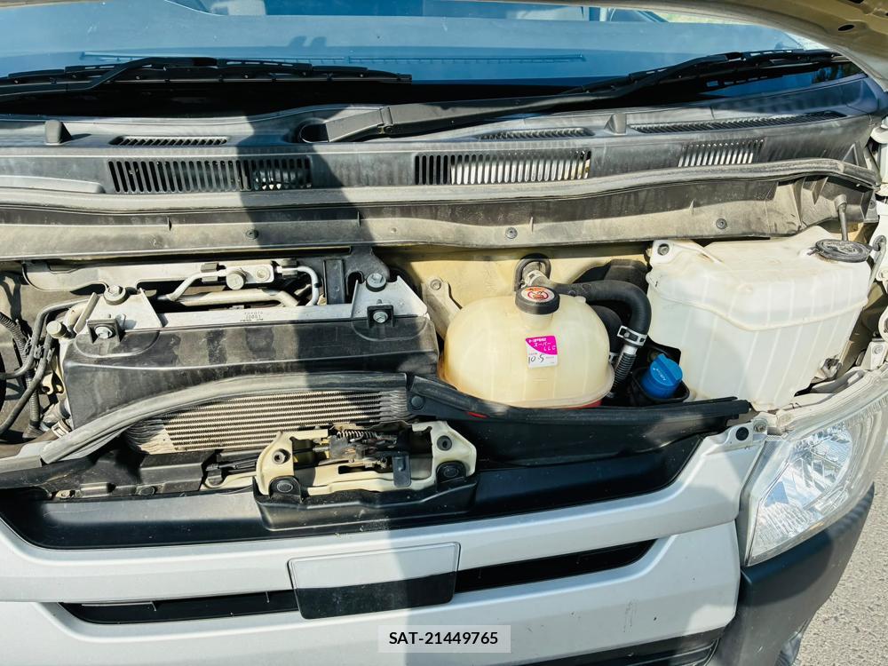 Toyota HIACE VAN 2019-05 8120439-33
